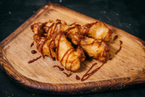 Куриные крылья в панировке с соусом BBQ