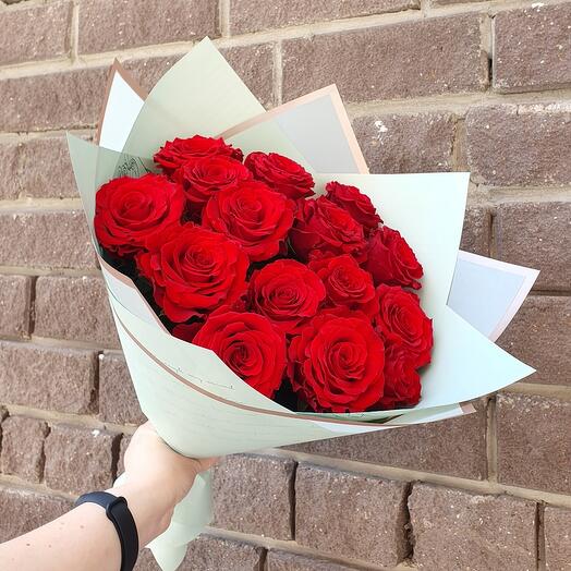Букет из 15 роз красного цвета