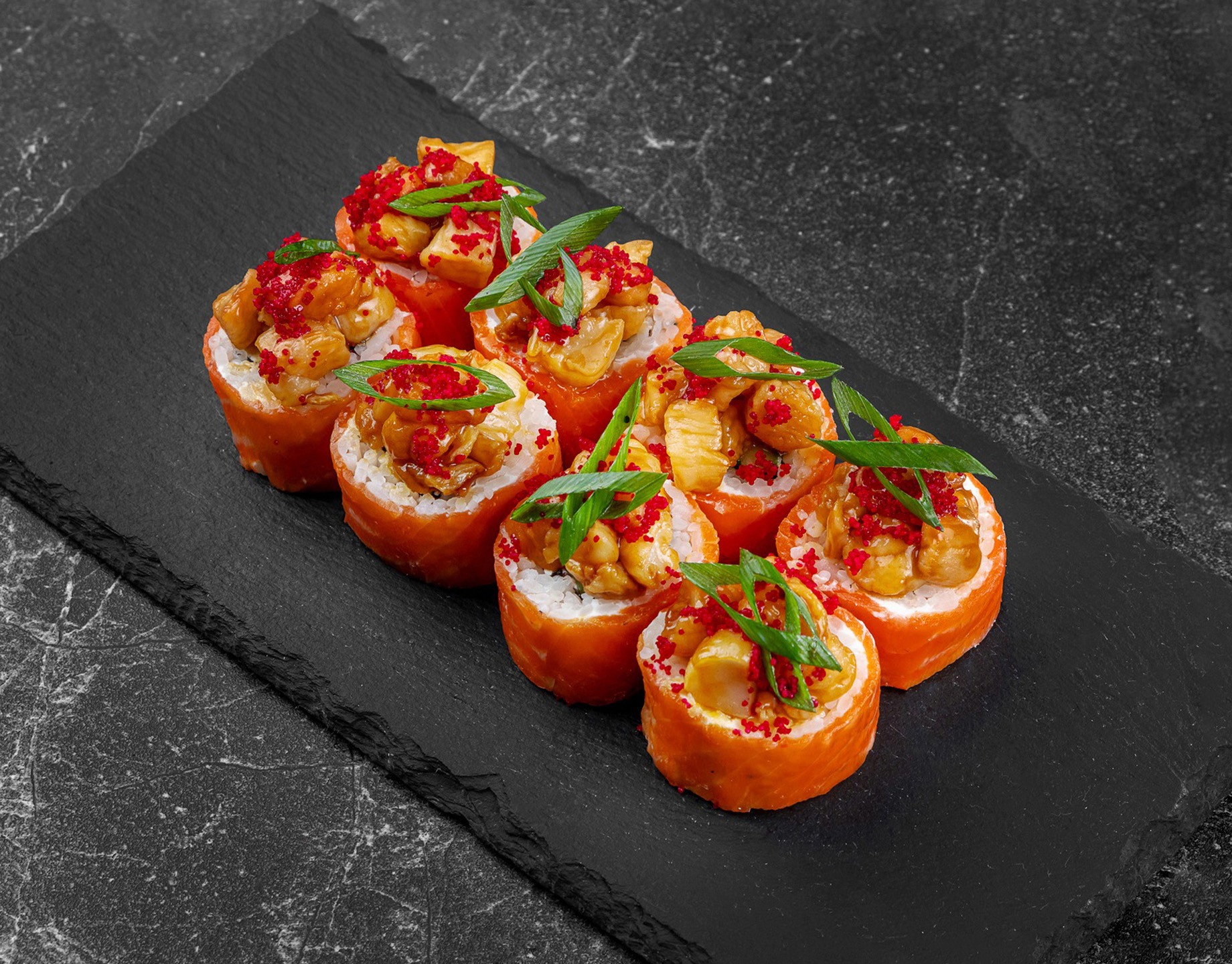 Ролл в лососе с жаренным гребешком