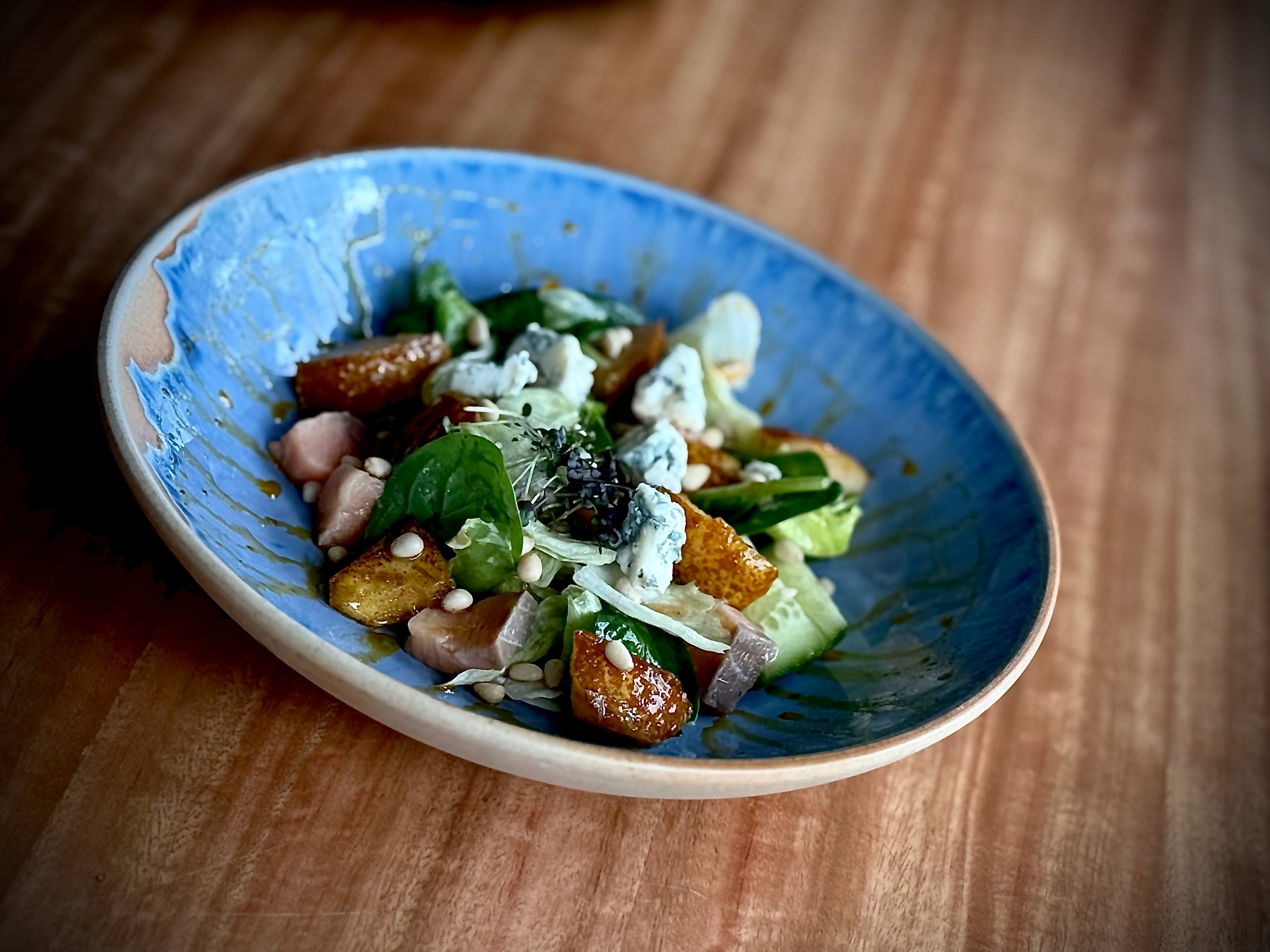 Салат с лососем и грушей конфи