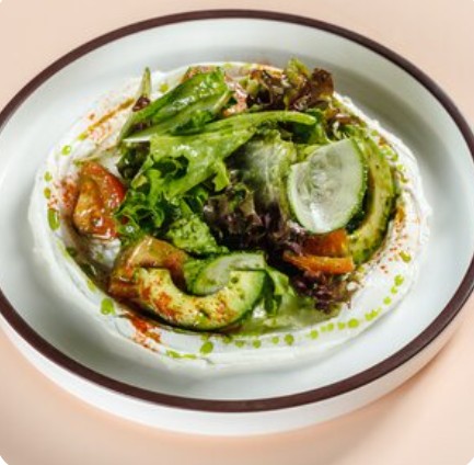 Спринг-салат с сезонными овощами и крем-чизом