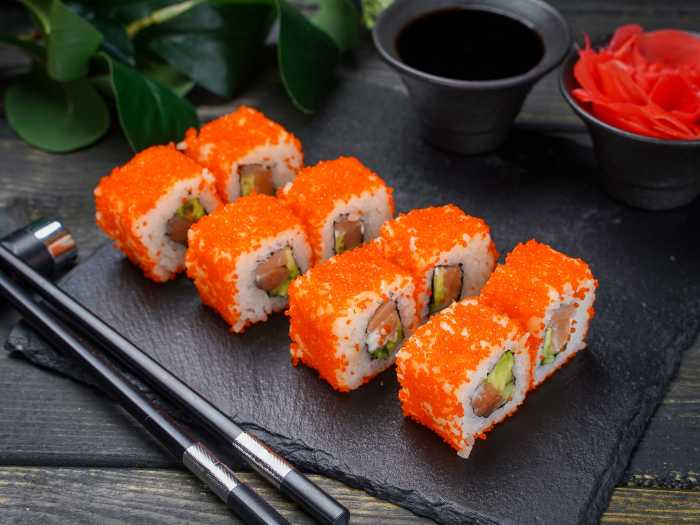 Ролл Калифорния с лососем