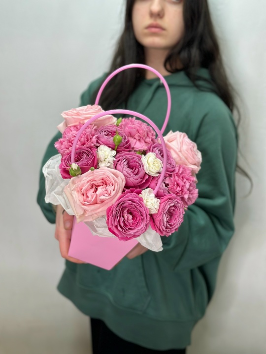 Пионовидные кустовые розы с эквадорскими розами и диантусами в розовой сумочке