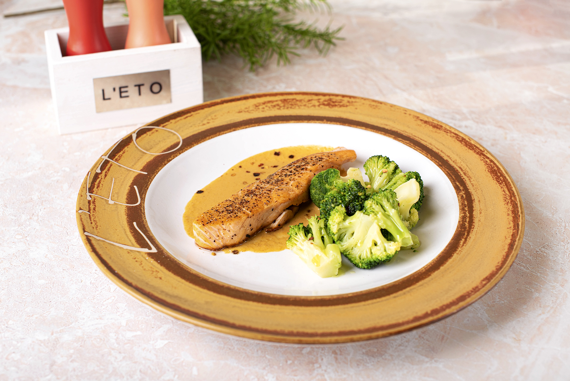 Лосось с соусом том-ям