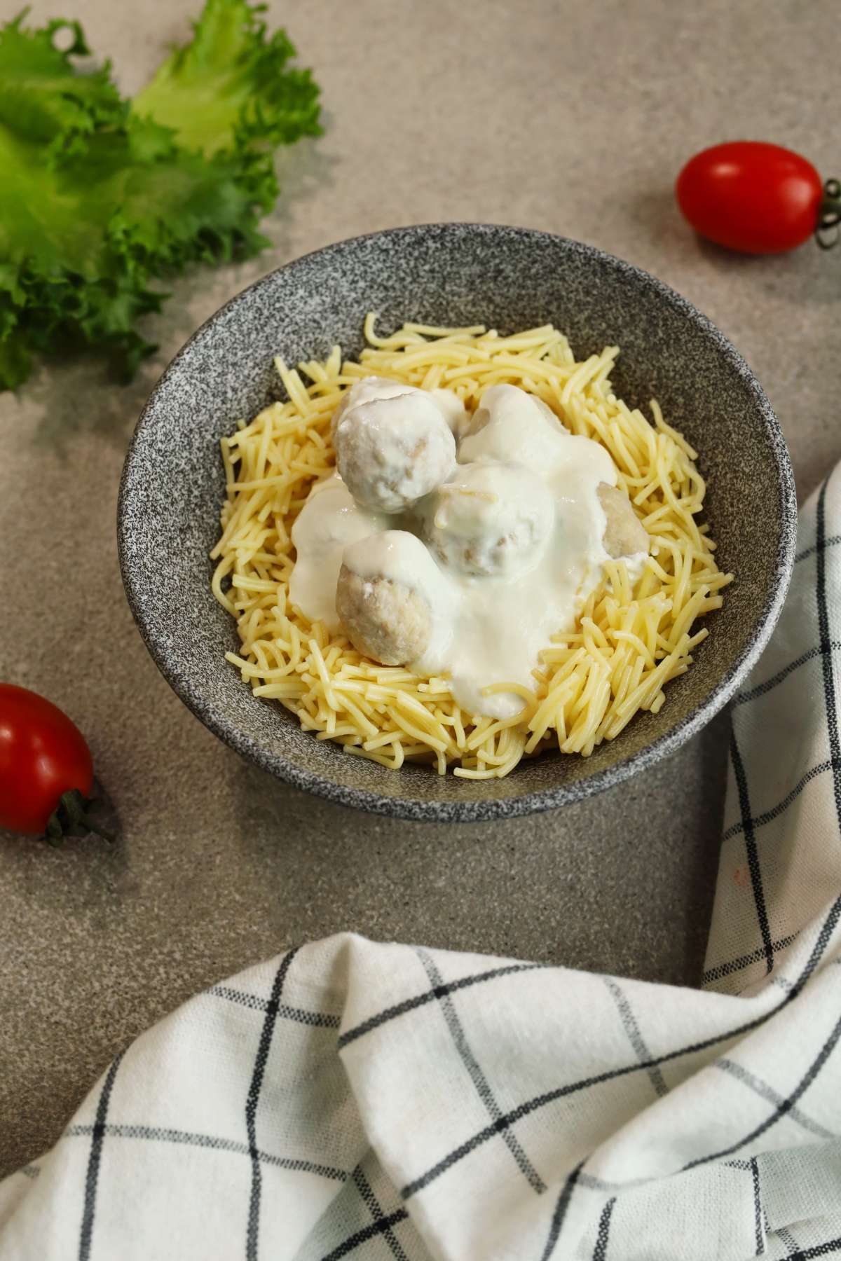 Макарошки с фрикадельками в соусе