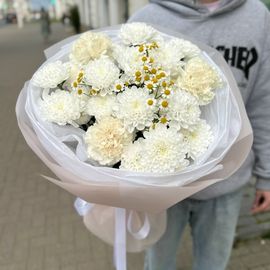 Хризантема с диантусами и ромашками