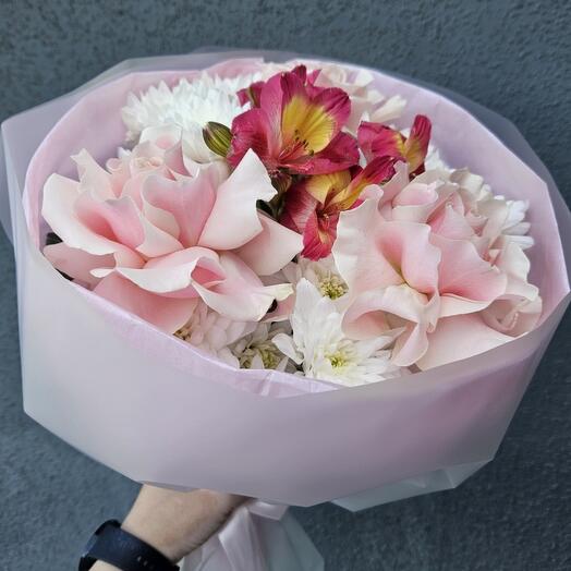 Нежный букет с французской розой, хризантемой