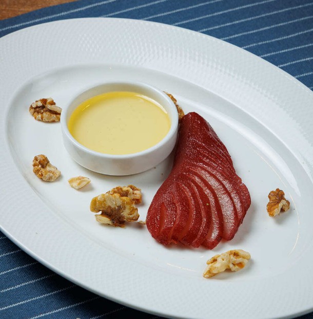 Карамелизированная винная груша, мед, орехи