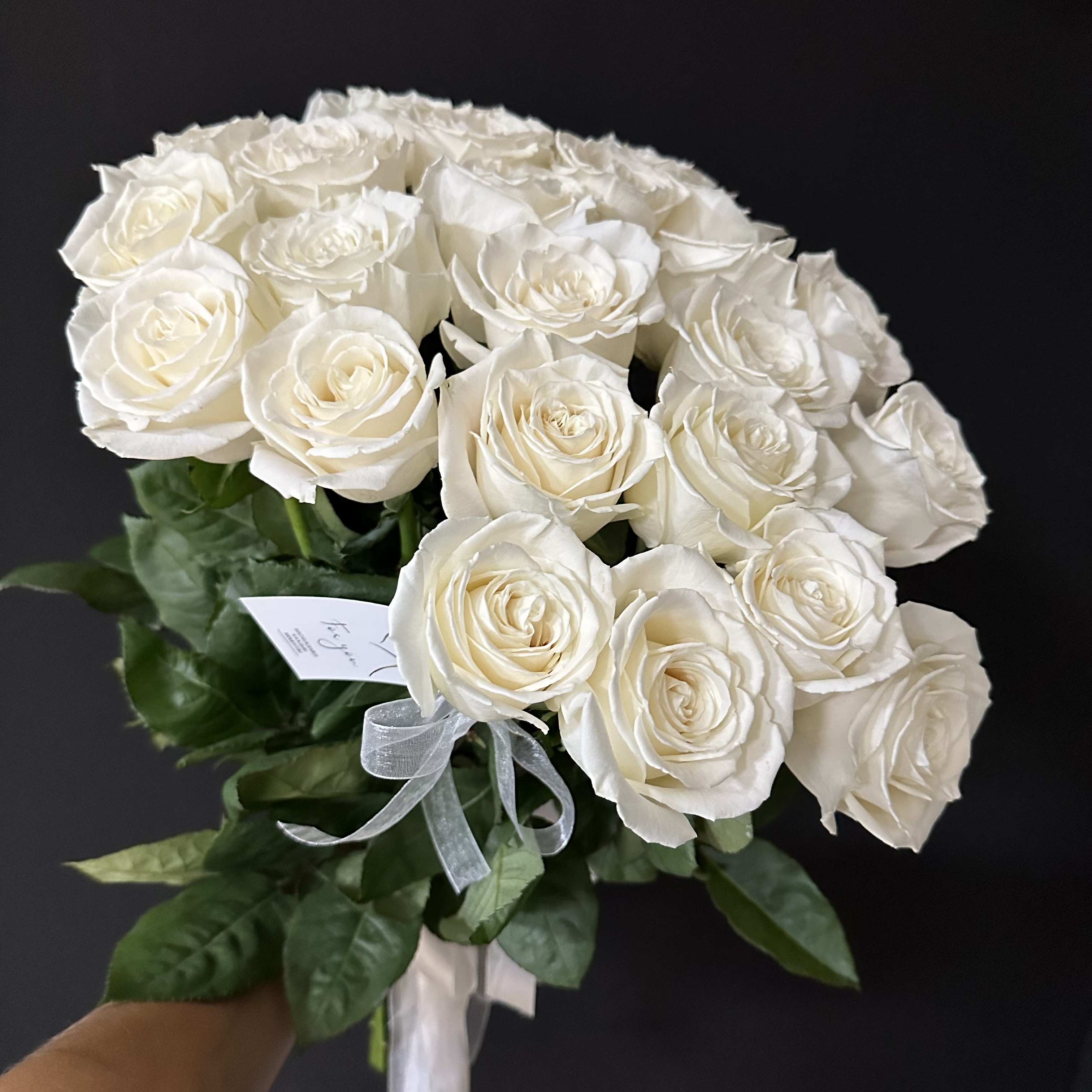 25 белых пионовидных роз