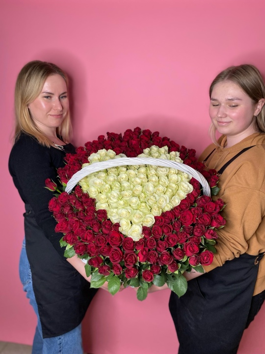 Корзина 201 роза Кения в форме сердца