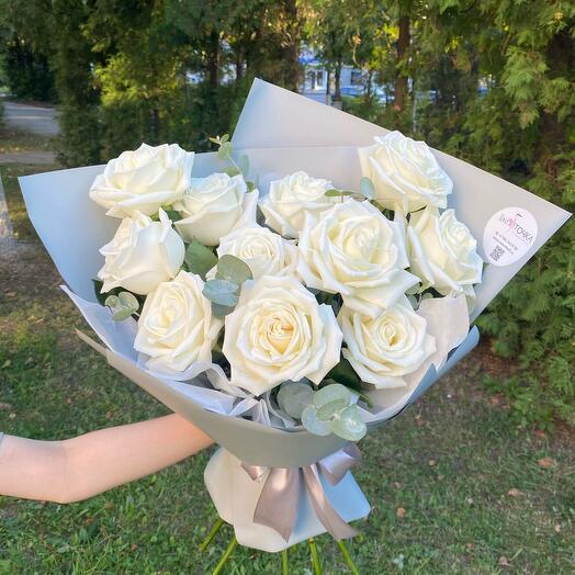 11 пионовидных роз с эвкалиптом