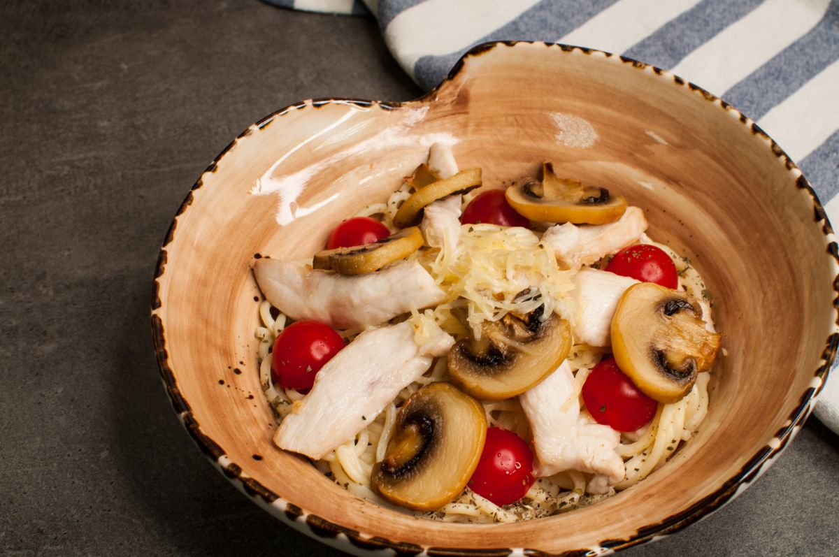 Паста с курицей и грибами
