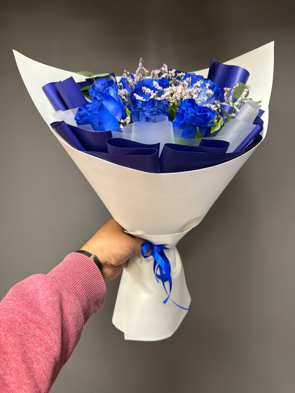 Необычный букет из 9 синих роз с эвкалиптом и лимониумом