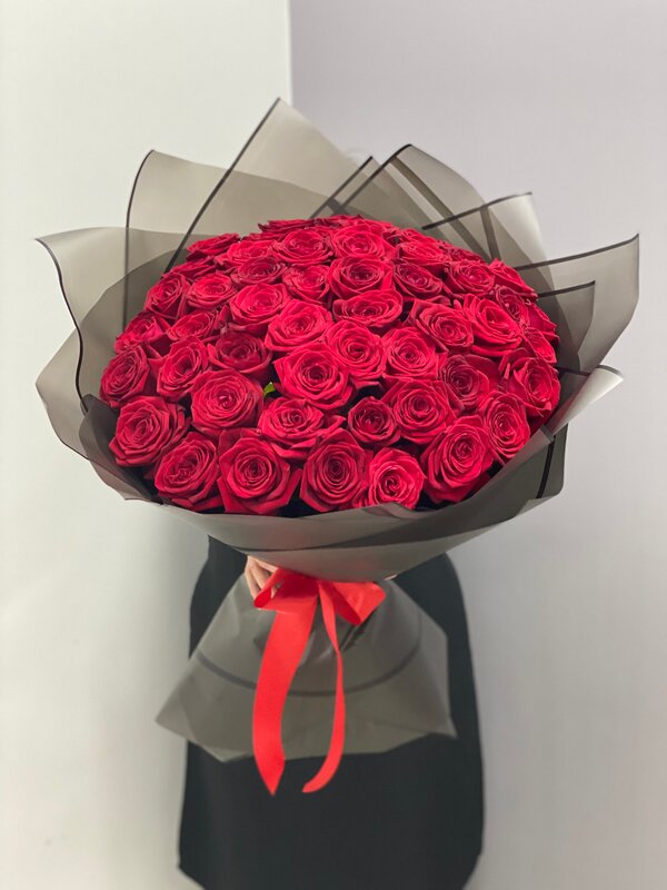Букет из 51 красных роз в темной упаковке