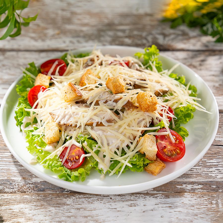 Салат Цезарь с курицей