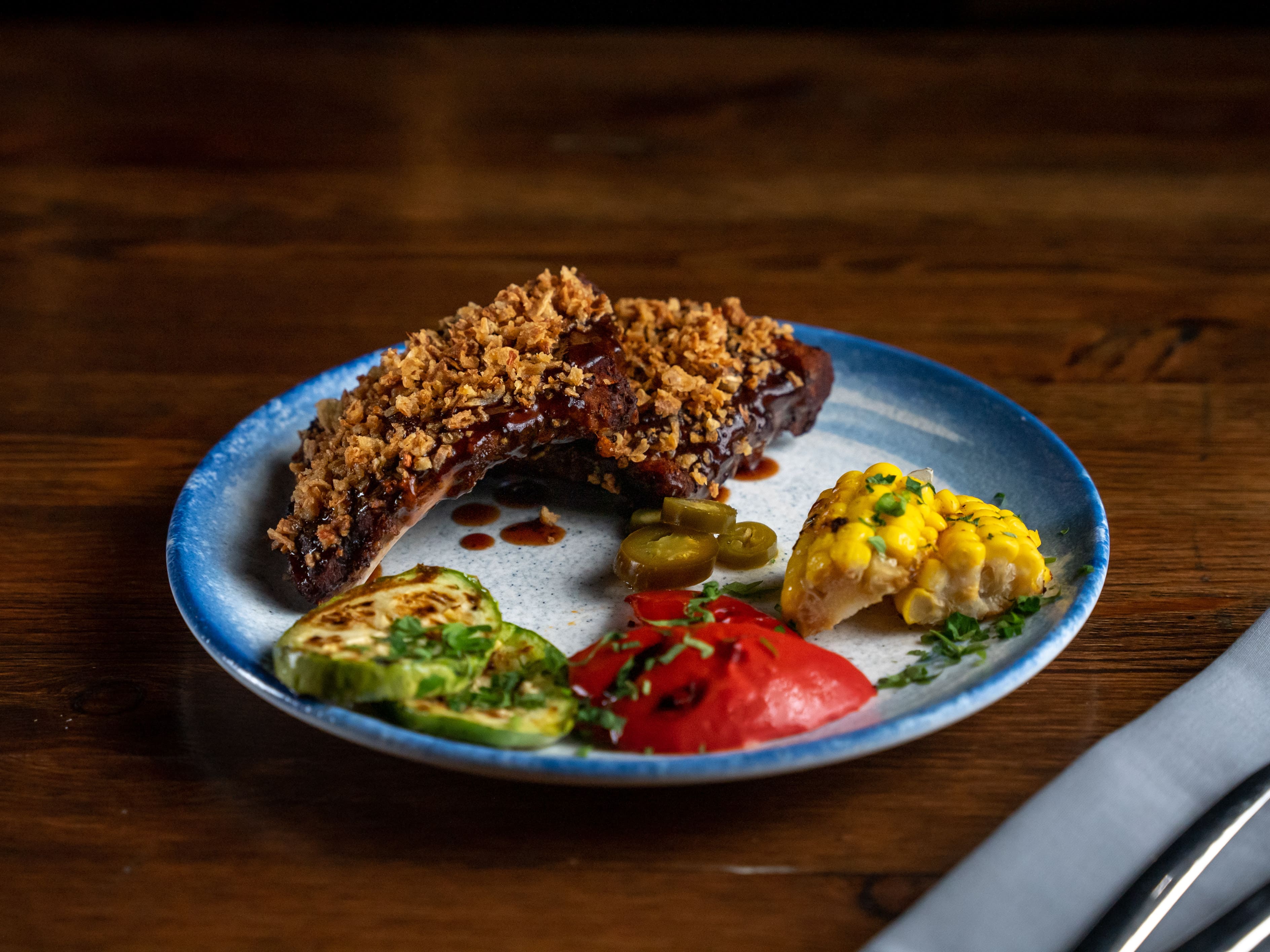 Свиные ребрышки на гриле с овощами