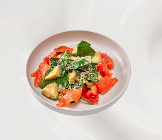 Салат с форелью малой соли, киноа и авокадо