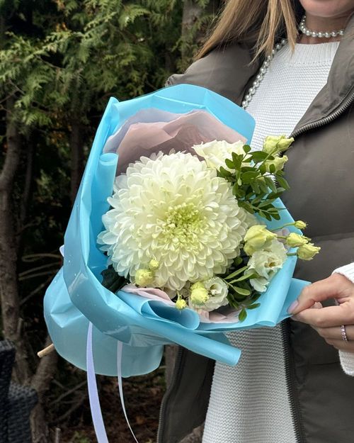 Букет из хризантемы и рускуса