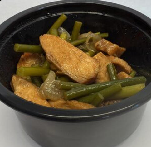 Теплый салат с курицей терияки