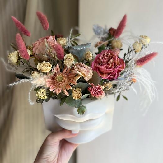 Кашпо-губы с сухоцветами