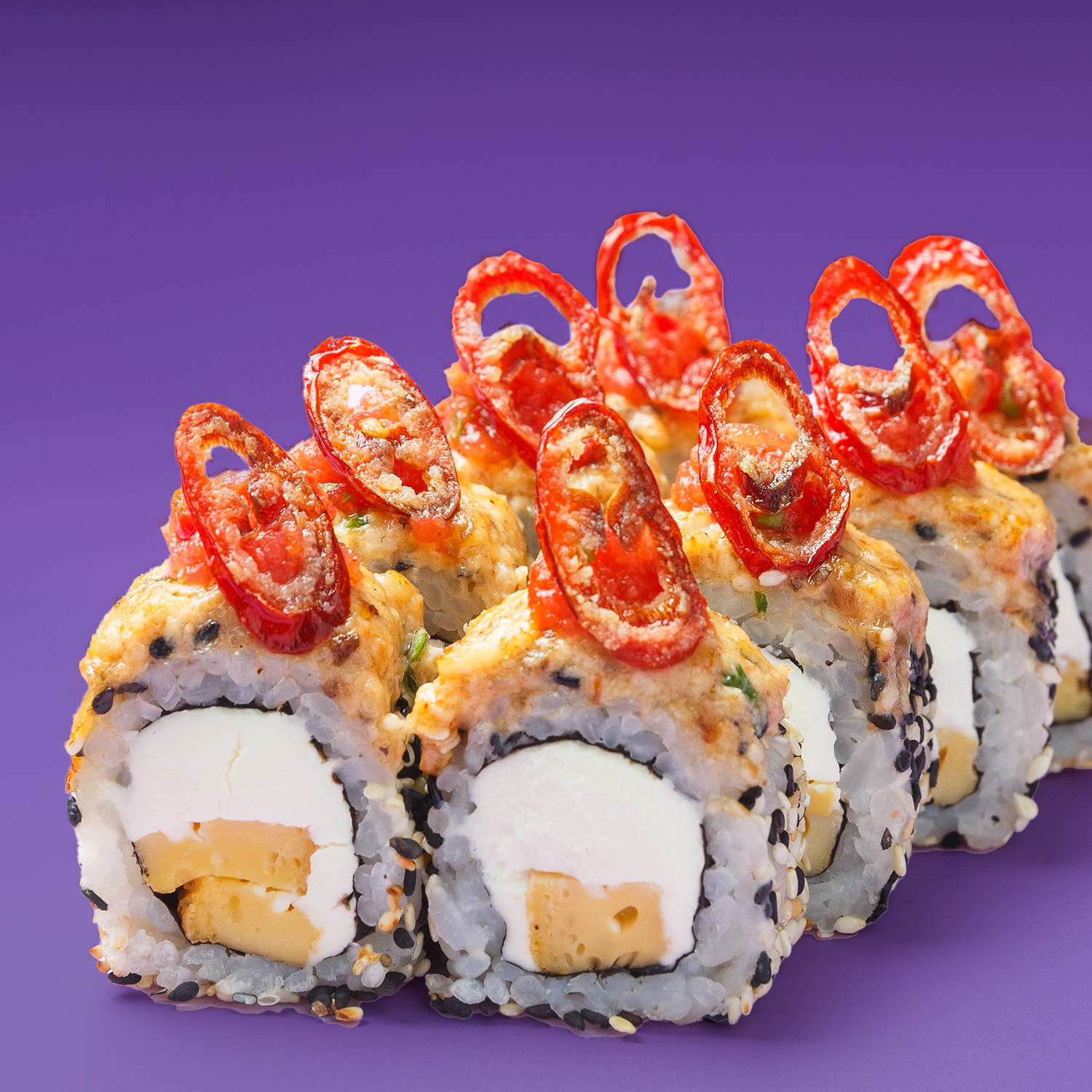 Запеченный ролл спайси с угрем и чили перцем