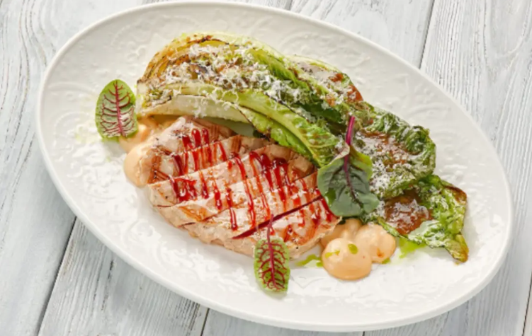 Стейк из розового тунца на гриле