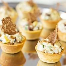Тарталетка с Оливье с копчёной курицей.