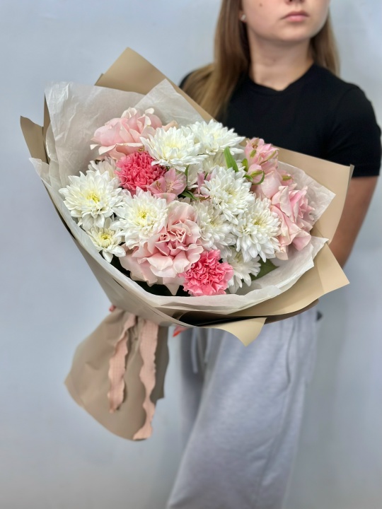 Букет с пушистой хризантемой ,французскими розами,диантусами и альстромерией