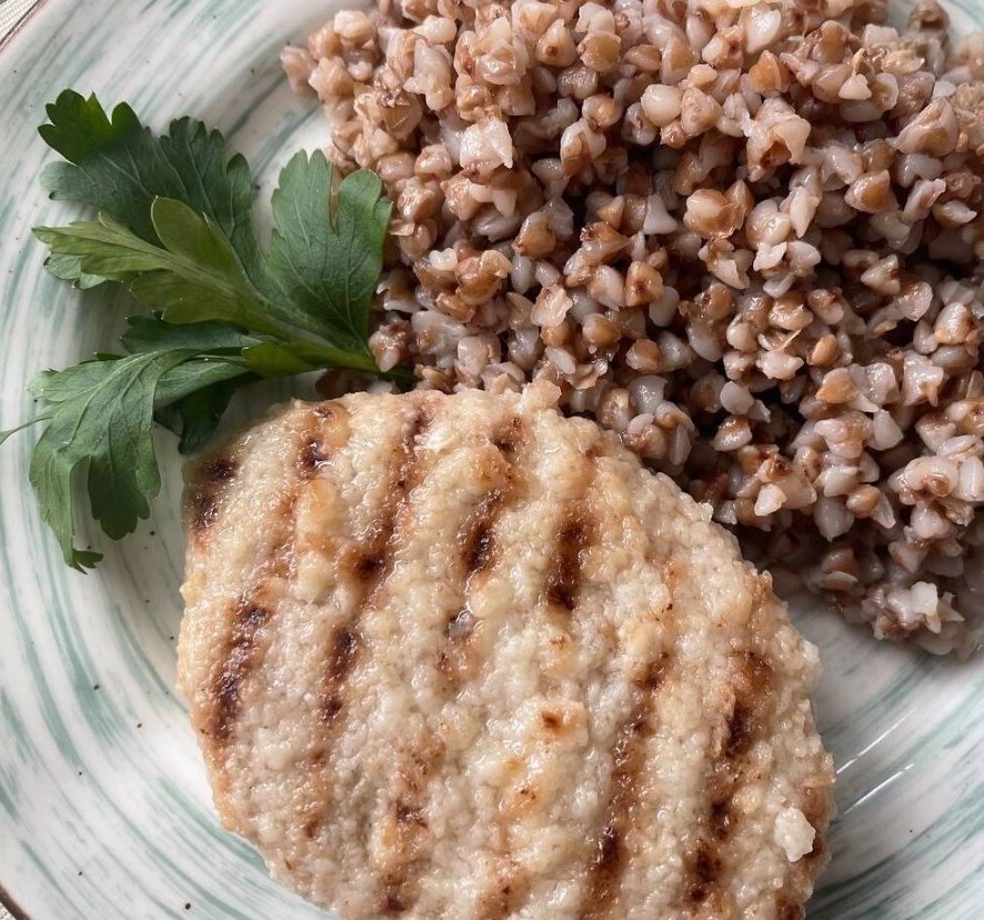 Куриная котлетка и греча