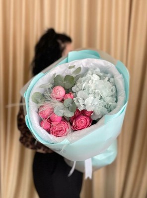 Букет из кустовой пионовидной розы с гортензией