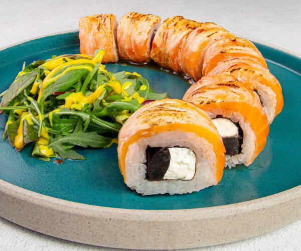 Ролл Опаленный лосось и чили-карамель