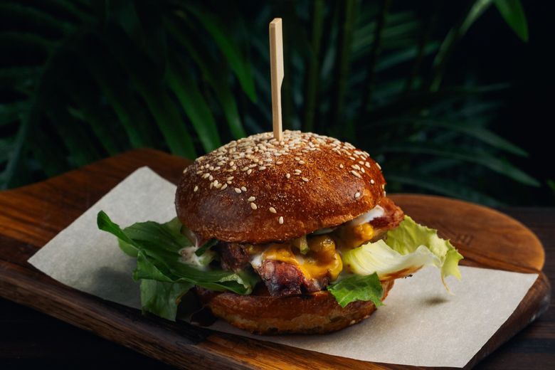 Бургер с томленными свиными ребрами на картофельной булочке