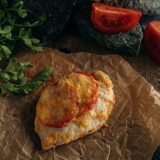 Куриная грудка с помидором, запеченная под сыром
