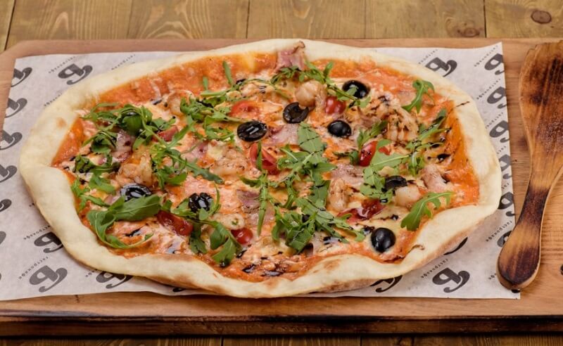 Пицца с креветками и беконом