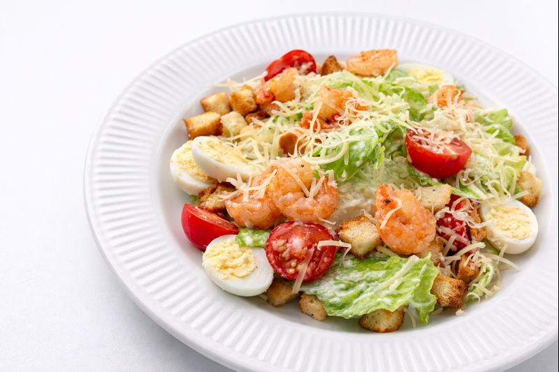 Салат цезарь с креветкии