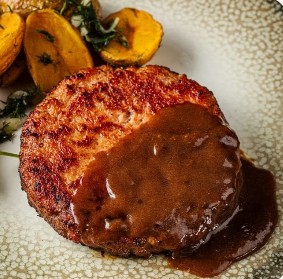 Говяжья котлета, начиненная орехами и сухофруктами