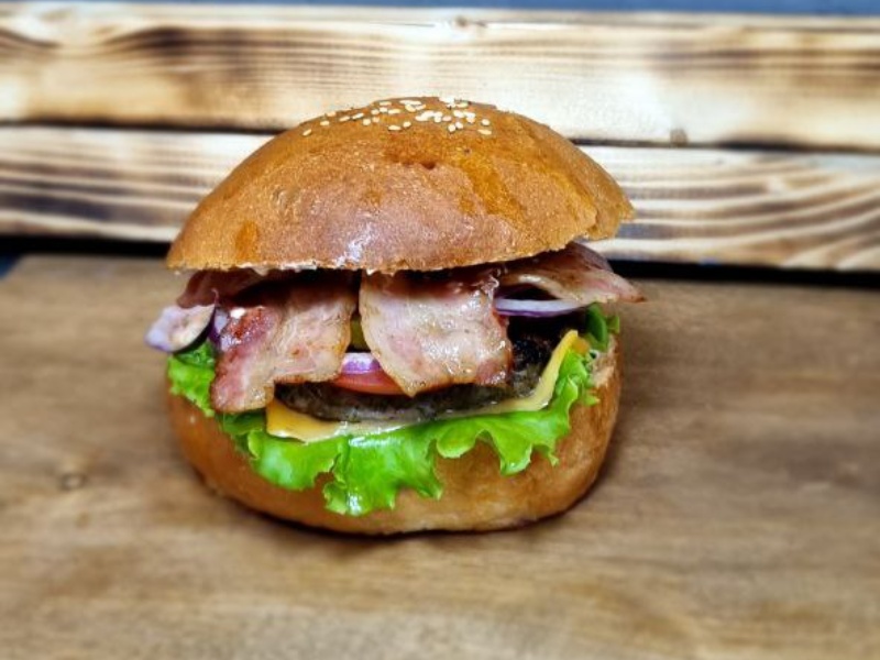 Бургер с беконом