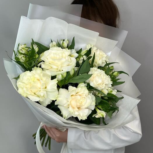Нежнейший букет из белой французской розы мондиаль и альстромерии