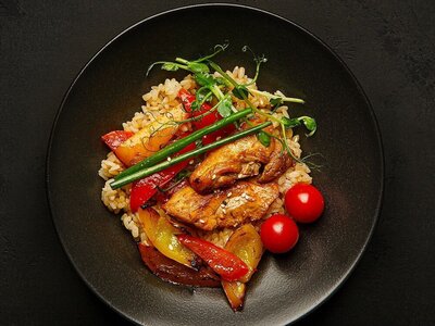 Рис с курицей в соусе терияке