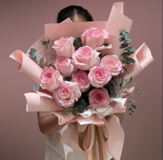 Букет из роз и эвкалипта