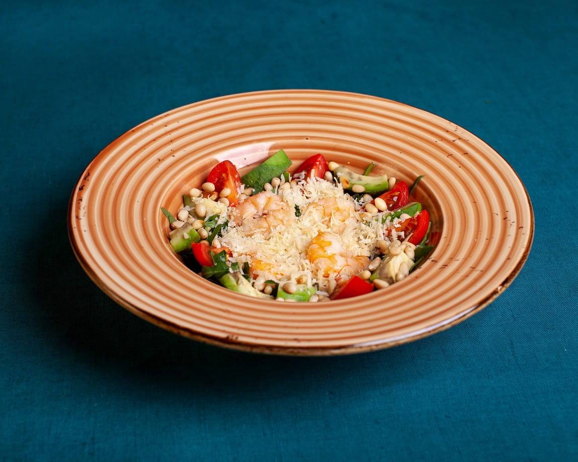 Салат с креветками и авокадо