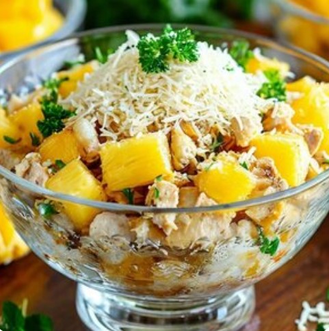 Салат с курицей и ананасами