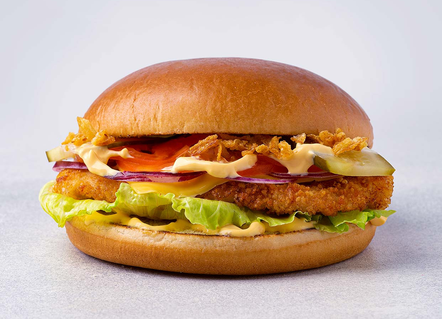 Бургер куриный с сырным соусом и булочкой бриошь