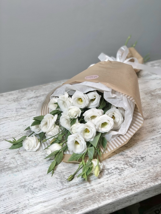 Букет эустомы в крафте