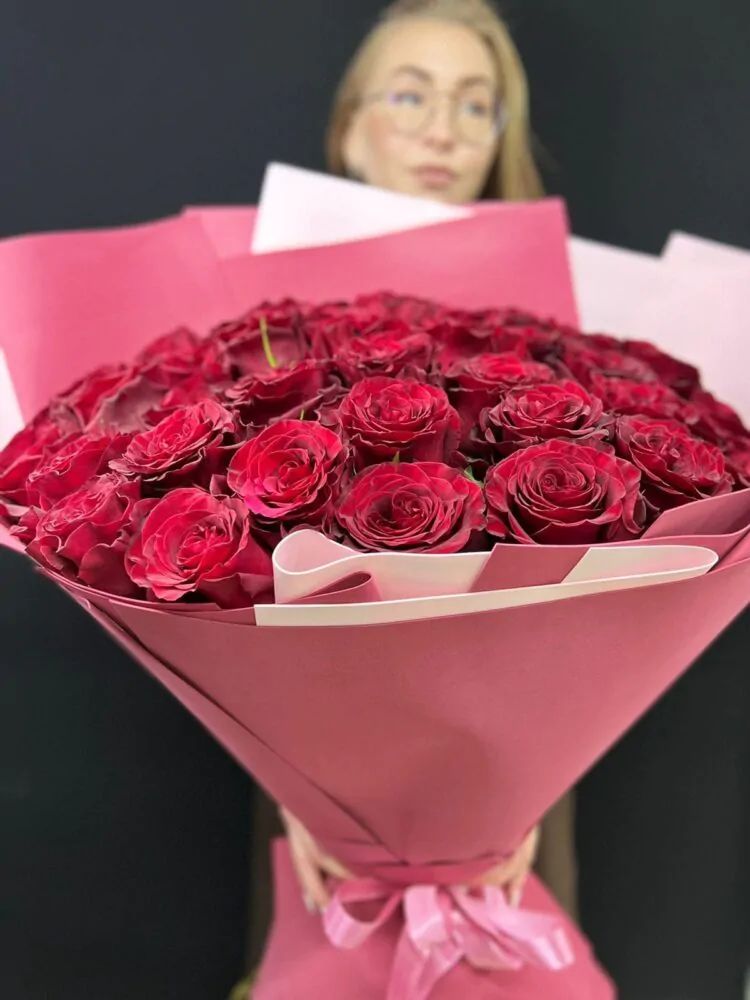 Букет из 35 алых роз в розовой и малиновой бумаге