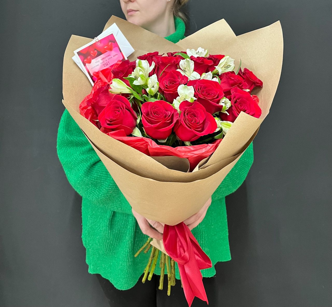 15 роз 50 см в крафте с альстромерией