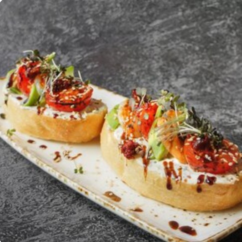 Брускетта с тигровой креветкой 