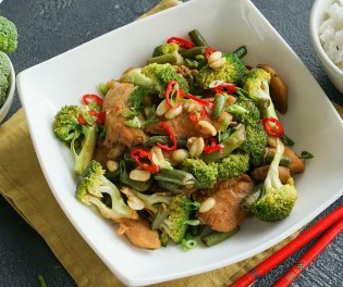 Курица с арахисом и овощами