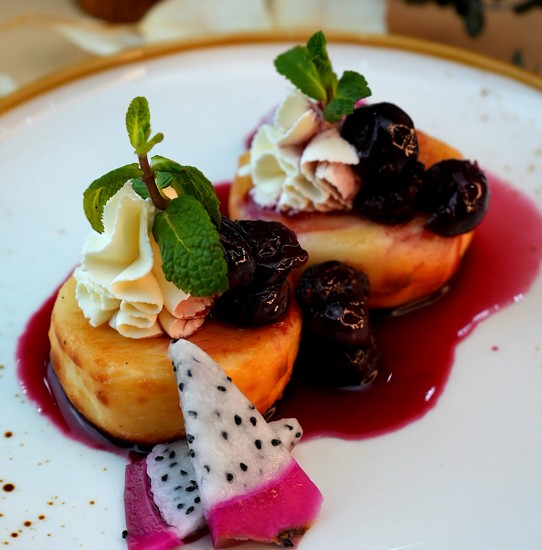 Сырники с вишневым чатни