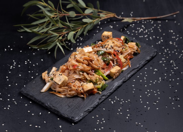 Рисовая лапша с курицей и соусом хон син